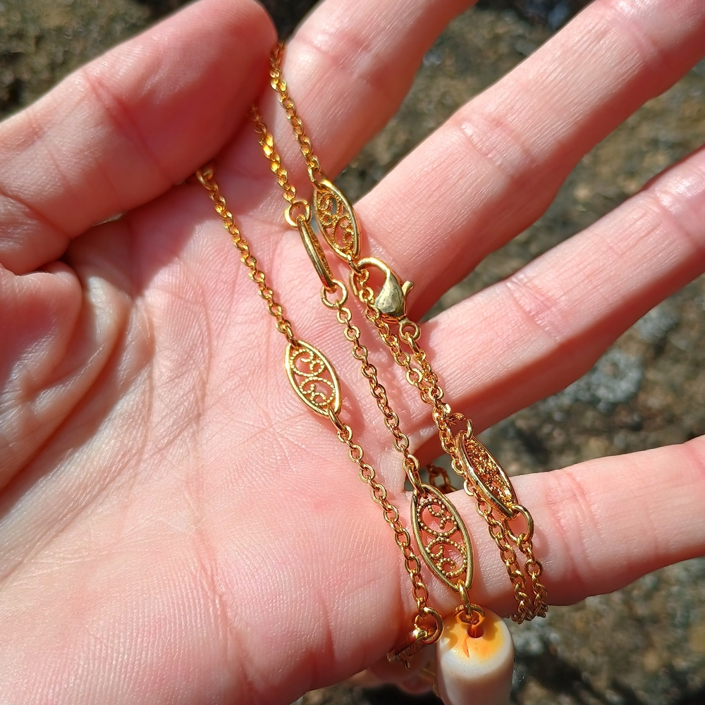 Vintage, 1970s gold tone & cream lucite pendant necklace by Avon, 1970s Avon - Picture 14 of 16